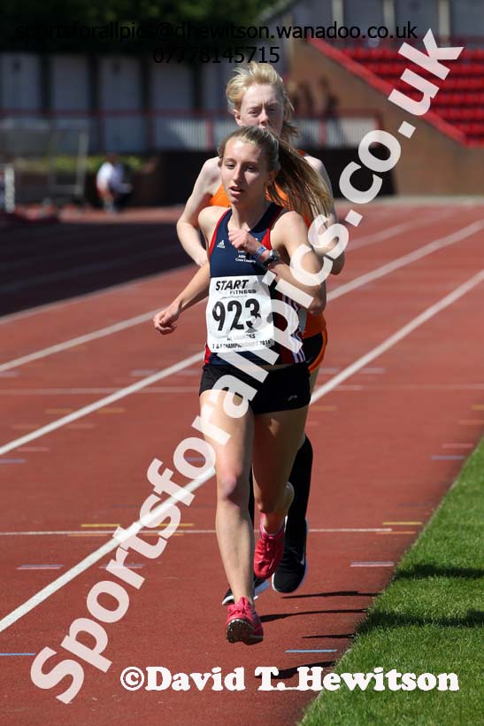 Amelia Petit (Newcastle University) in the senior womens 5000 metres at the North Eastern Championships, Gateshead International Stadium.  Photos: David T. Hewitson/Sports for All Pics